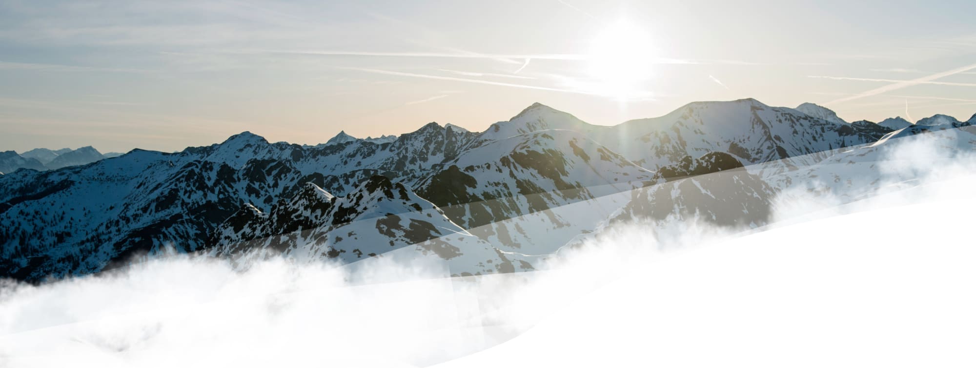 Berge und Sonne in Obertauern im Winter