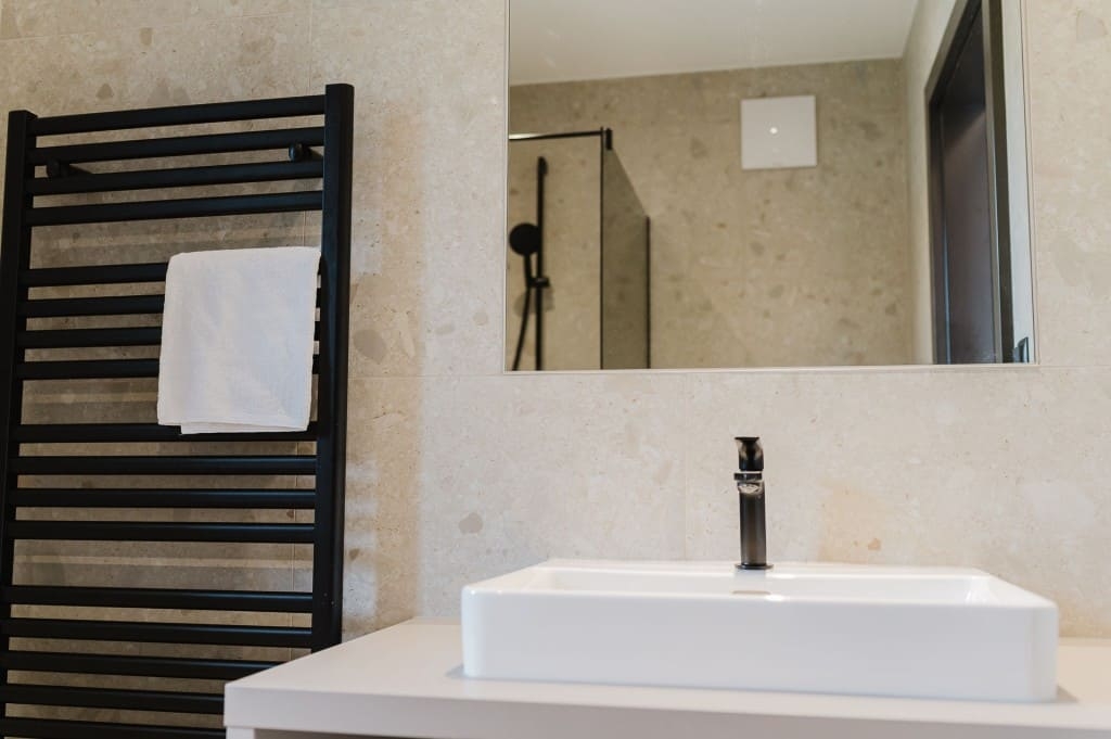 Badezimmer mit Waschbecken