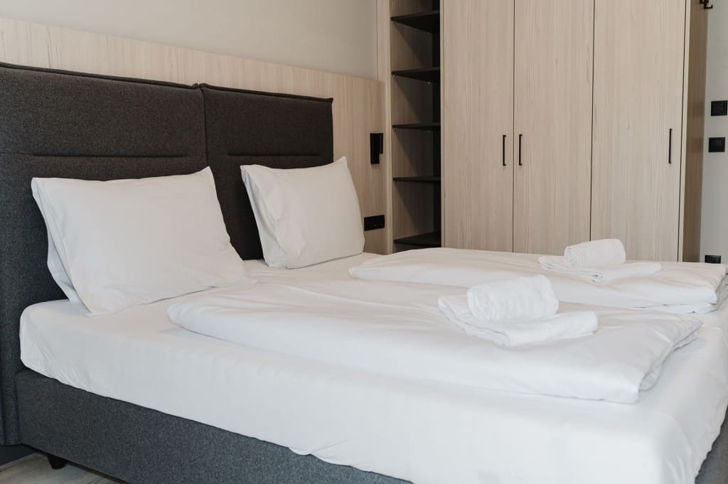 Schlafzimmer mit Doppelbett und Kleiderschrank