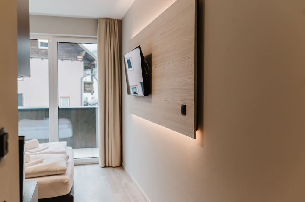 Fernseher und Balkon im Schlafzimmer