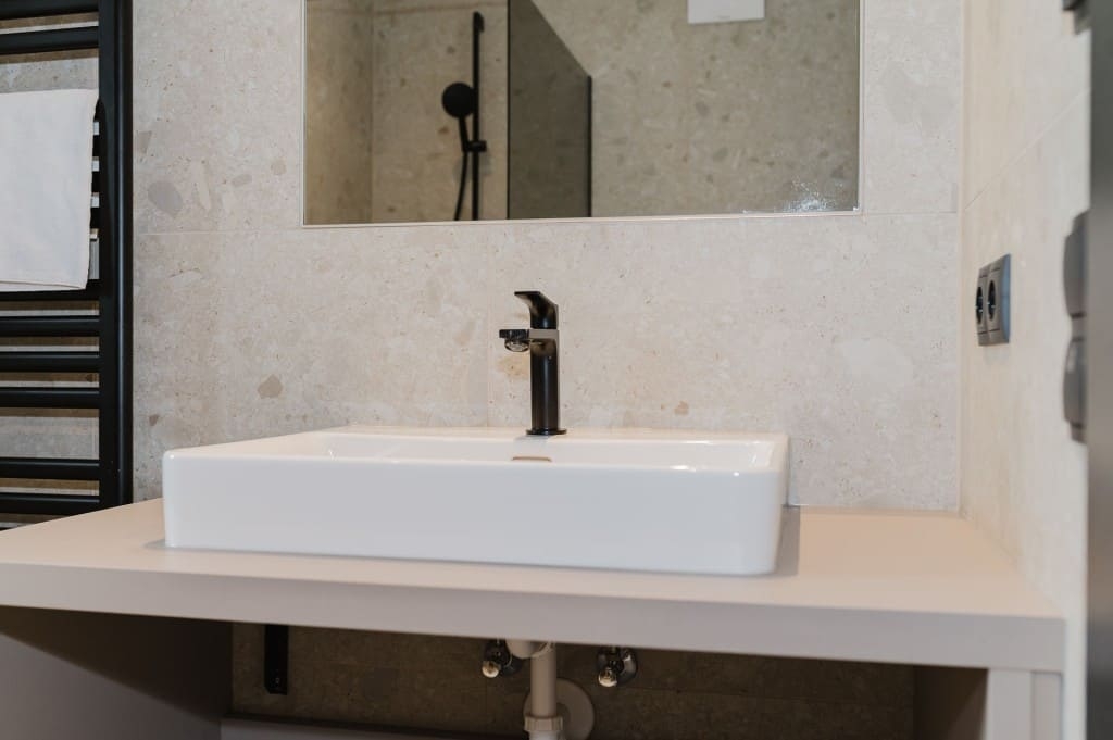 Waschbecken im modernen Bad